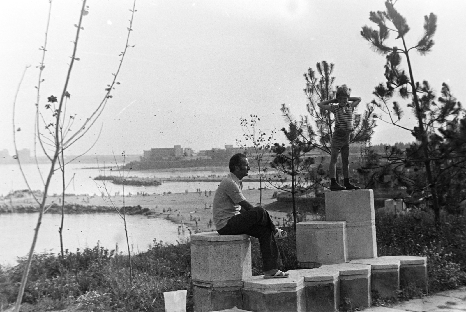 Románia, Mangalia, Cap Aurora üdülőfalu, kilátás a Hotel Cristal előtti területről a Venus és Saturn üdülőfalvak felé., 1975, Szűcs Lóránd, Fortepan #196650