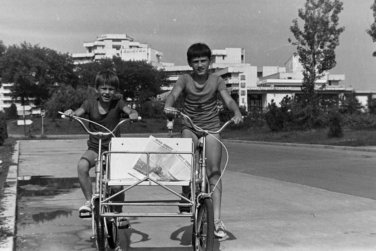 Romania, Mangalia, Cap Aurora üdülőfalu a Strada Gala Galaction mellett, háttérben a Hotel Cristal és a Hotel Topaz., 1975, Szűcs Lóránd, bicycle, tricycle, Fortepan #196655