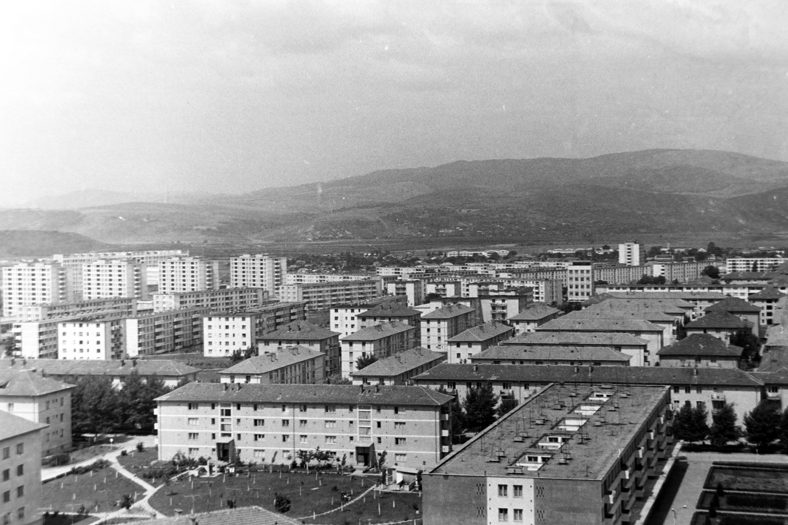 Romania, Onești, (ekkor: Gheorghe Gheorghiu-Dej), kilátás a Hotel Trotuș-ból a Bulevardul Oituz irányában., 1970, Szűcs Lóránd, Fortepan #196678
