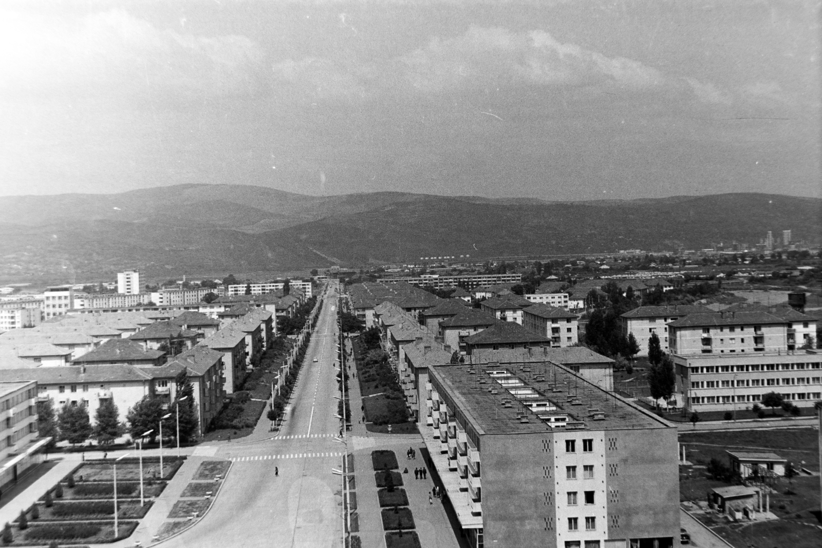 Romania, Onești, (ekkor: Gheorghe Gheorghiu-Dej), kilátás a Hotel Trotușból a Bulevardul Republicii felé., 1970, Szűcs Lóránd, Fortepan #196679