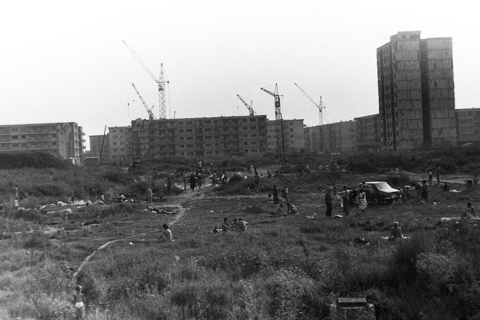 Romania,Transylvania, Oradea, előtérben a mai Őssi strand területe, jobbra a magasház a Calea Alexandru Cazaban 51., 1970, Szűcs Lóránd, Fortepan #196682