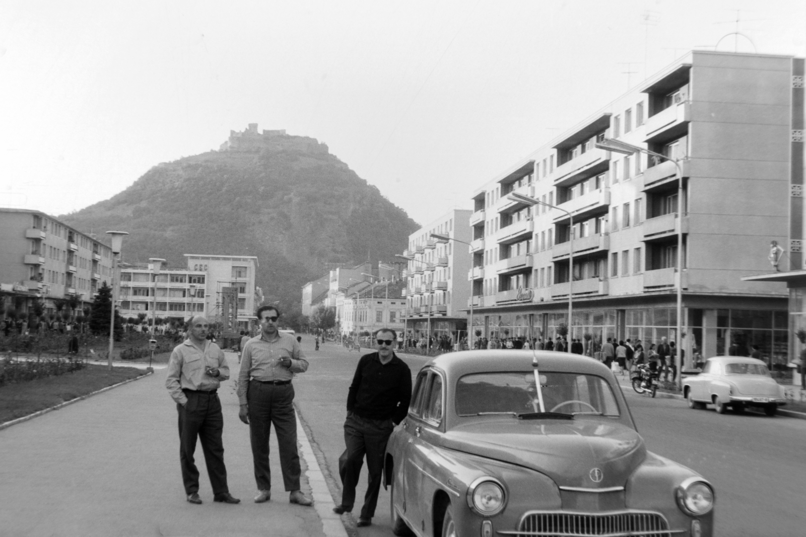 Románia,Erdély, Déva, Bulevardul 1 Decembrie 1918, szemben a Várhegy., 1966, Szűcs Lóránd, lakótelep, vár, Wartburg 311/312, Fortepan #196684