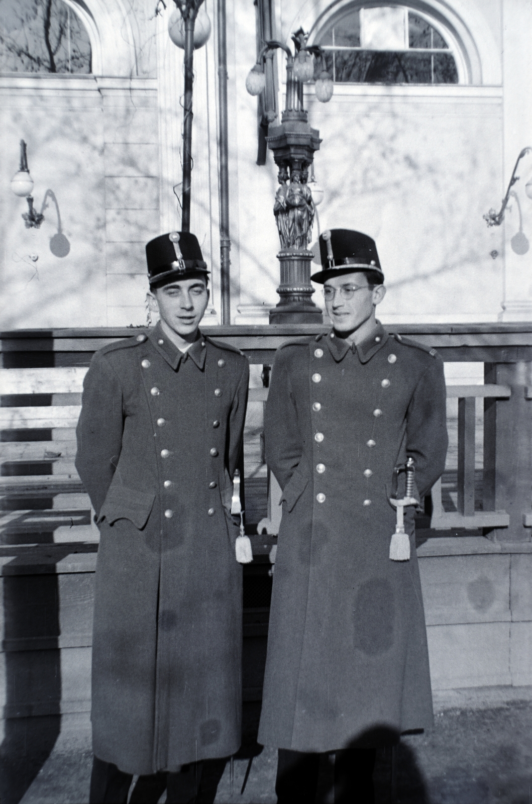 Hungary, Budapest V., Erzsébet tér, a felvétel a Nemzeti Szalon (egykor Kioszk) terasza előtt készült., 1939, Martin Kornél, sword, Hungarian soldier, Budapest, street lamp, sword knot, Fortepan #196734