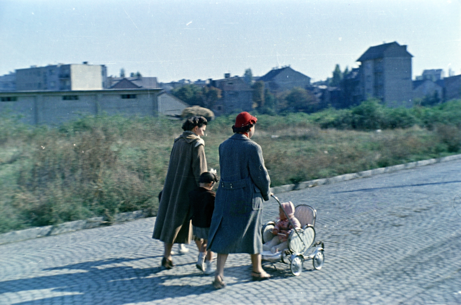 Hungary, Budapest XI., Karolina út, balra a háttérben a Dinnye utca 5. számú ház Nagyszőlős utca felé eső homlokzata, jobbra a háttérben a magasabb épület az Ulászló utca 74.számú ház., 1954, Martin Kornél, colorful, baby carriage, kids, Budapest, Fortepan #196740