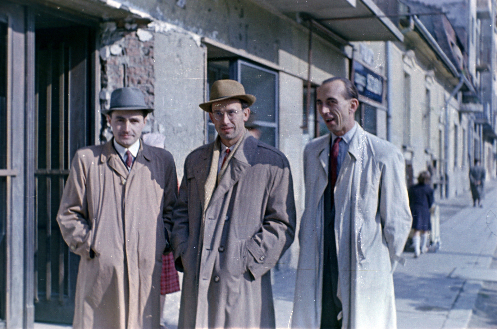 Hungary, Budapest XI., a felvétel a Bocskai út 7-es számú ház előtt készült., 1954, Martin Kornél, portrait, hat, colorful, coat, Budapest, three people, Fortepan #196742