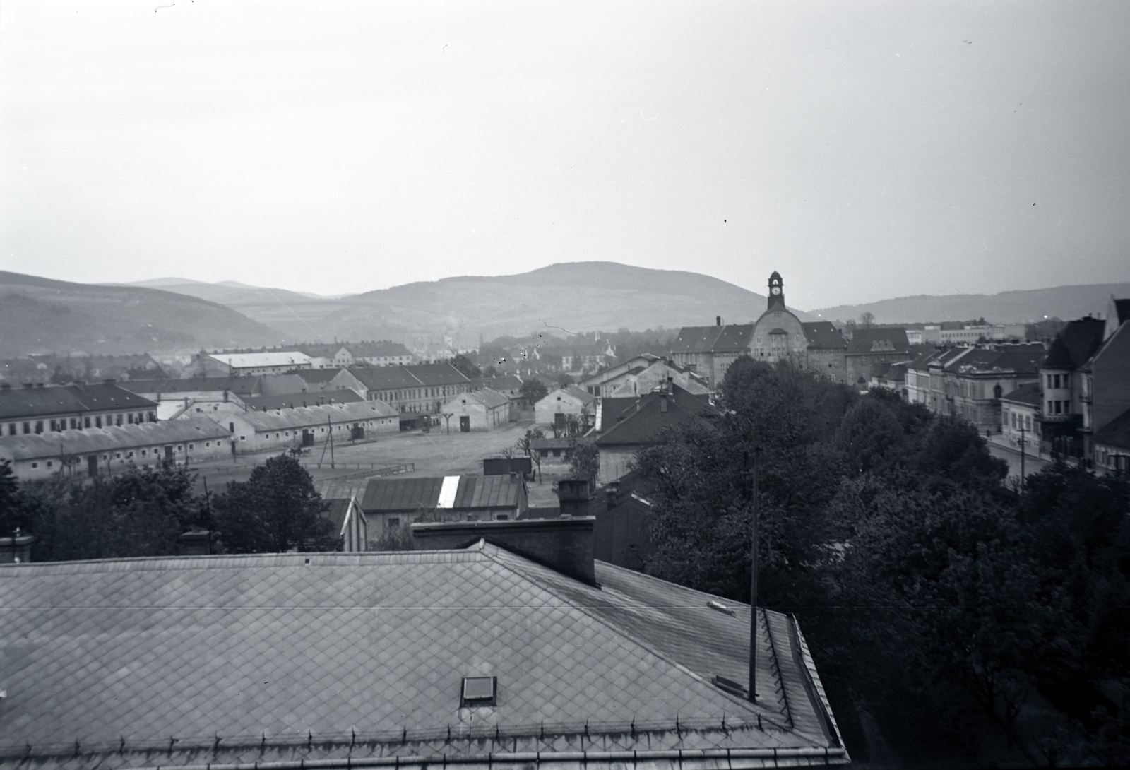 Slovakia, Košice, rálátás Bocskay István és Bethlen Gábor tüzérlaktanyára. Balra a Bethlen Gábor körút (Kuzmányho ulica), jobbra a Rákóczi körút (Moyzesova ulica), háttérben a városháza., 1939, Martin Kornél, picture, Fortepan #196754