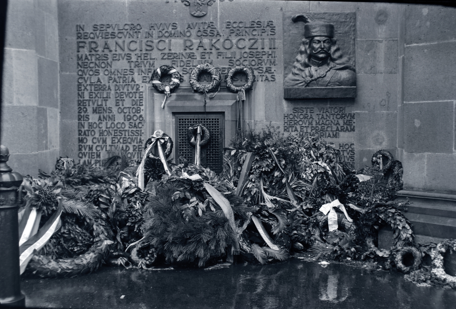 Slovakia, Košice, Fő tér (Hlavné namestie), II. Rákóczi Ferenc domborműve (Löffler Béla, 1938.) a Szent Erzsébet-főszékesegyház (Dóm) északi homlokzatán., 1939, Martin Kornél, wreath, latin sign, Francis Rákóczi-portrayal, Fortepan #196756