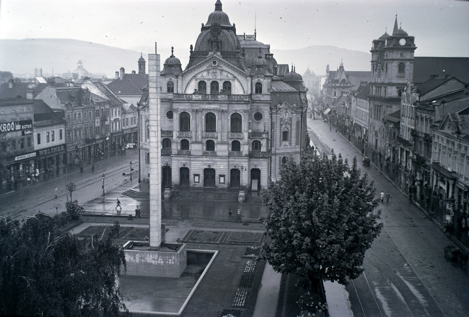 Slovakia, Košice, Fő tér (Hlavné namestie), szemben az Állami Színház, jobbra a Szentháromság-templom. Előtérben az 1935-ben felavatott csehszlovák köztársasági emlékoszlop látható., 1939, Martin Kornél, church, monument, Fortepan #196757