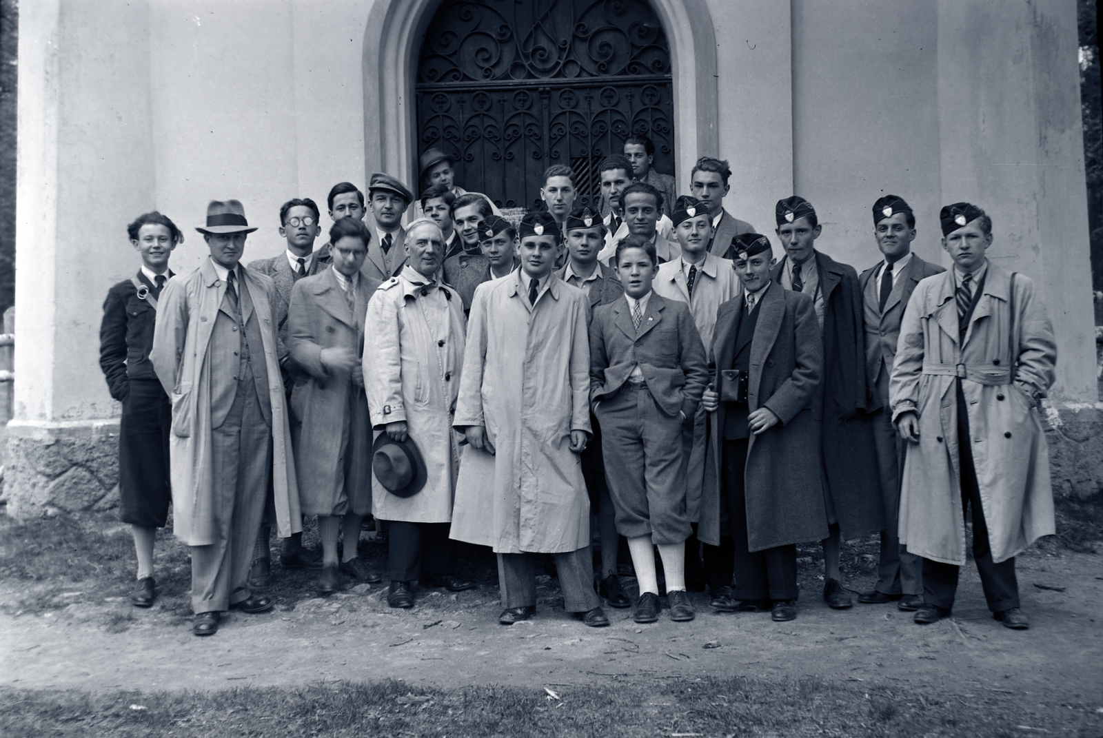 Slovakia, Košice, Bankó, Szűz Mária Mennybemenetele-kápolna (Kaplnka nanebovzatia Panny Márie). A Werbőczy István (később Petőfi Sándor) Gimnázium tanulói., 1939, Martin Kornél, boys, Fortepan #196758