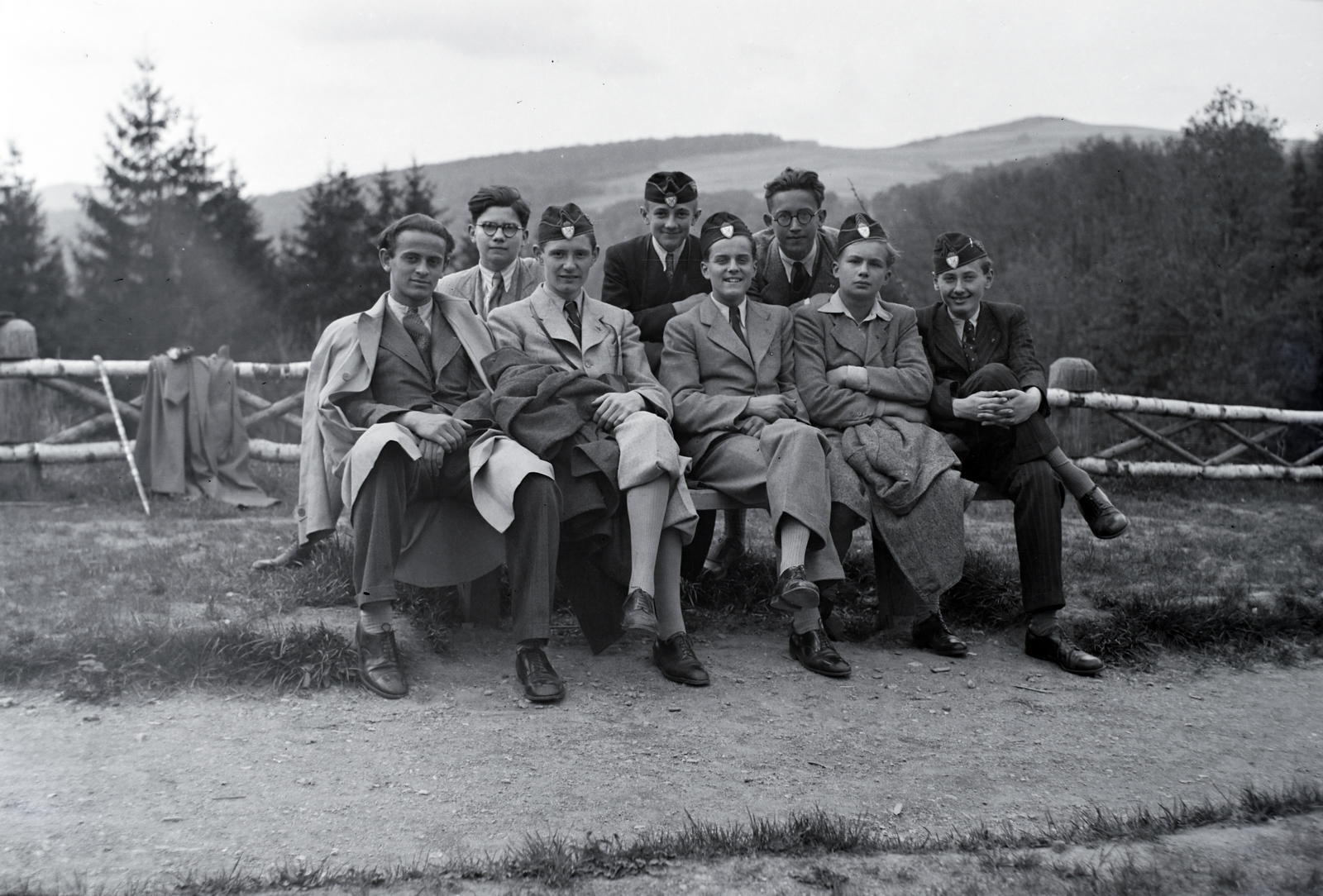 Slovakia, Košice, a felvétel a Hotel Bankó előtti pihenőhelyen készült., 1939, Martin Kornél, tableau, boys, caps, Fortepan #196761