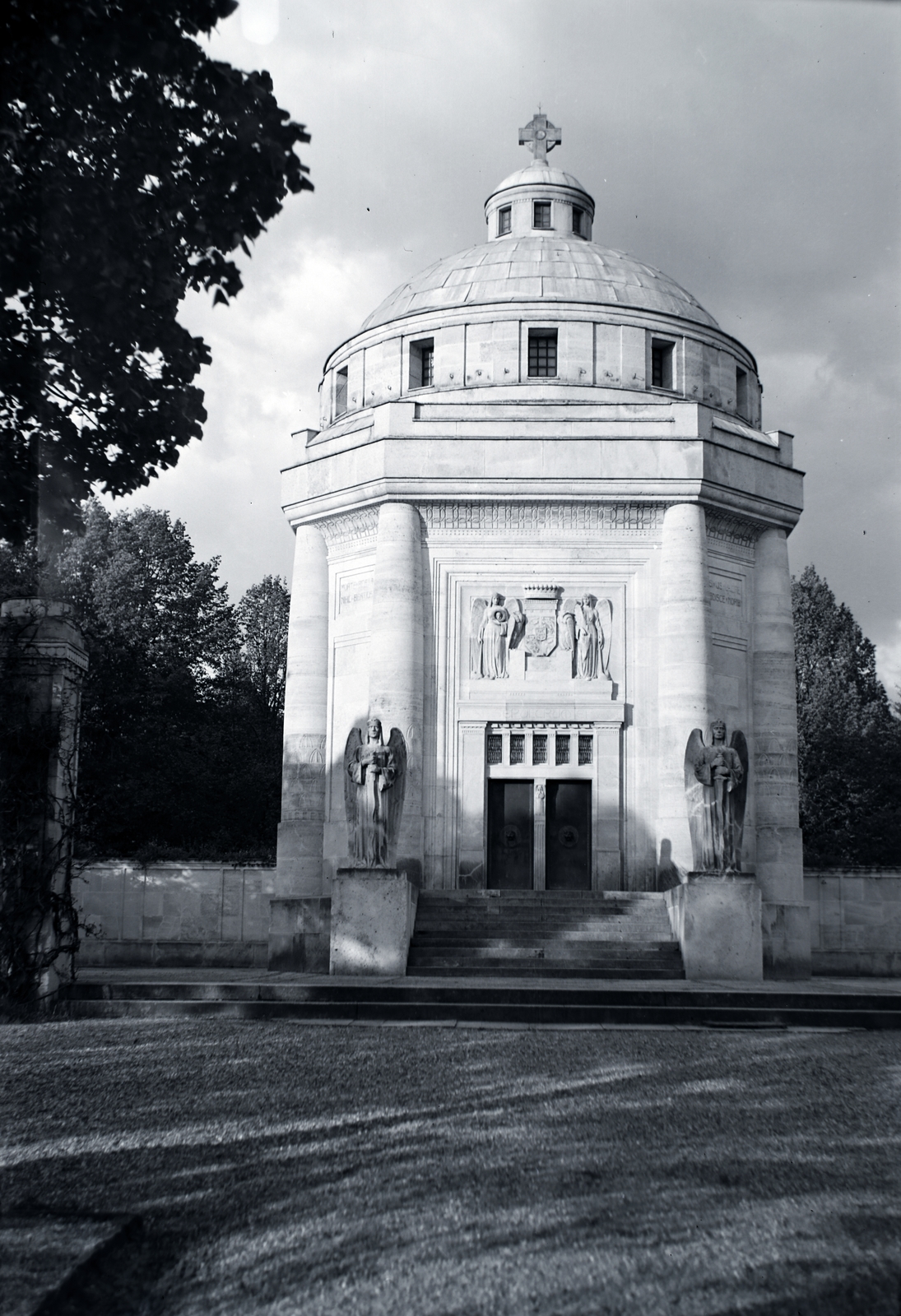 Szlovákia, Krasznahorkaváralja, Andrássy Franciska és Dénes mauzóleuma., 1939, Martin Kornél, angyal-ábrázolás, mauzóleum, Fortepan #196765