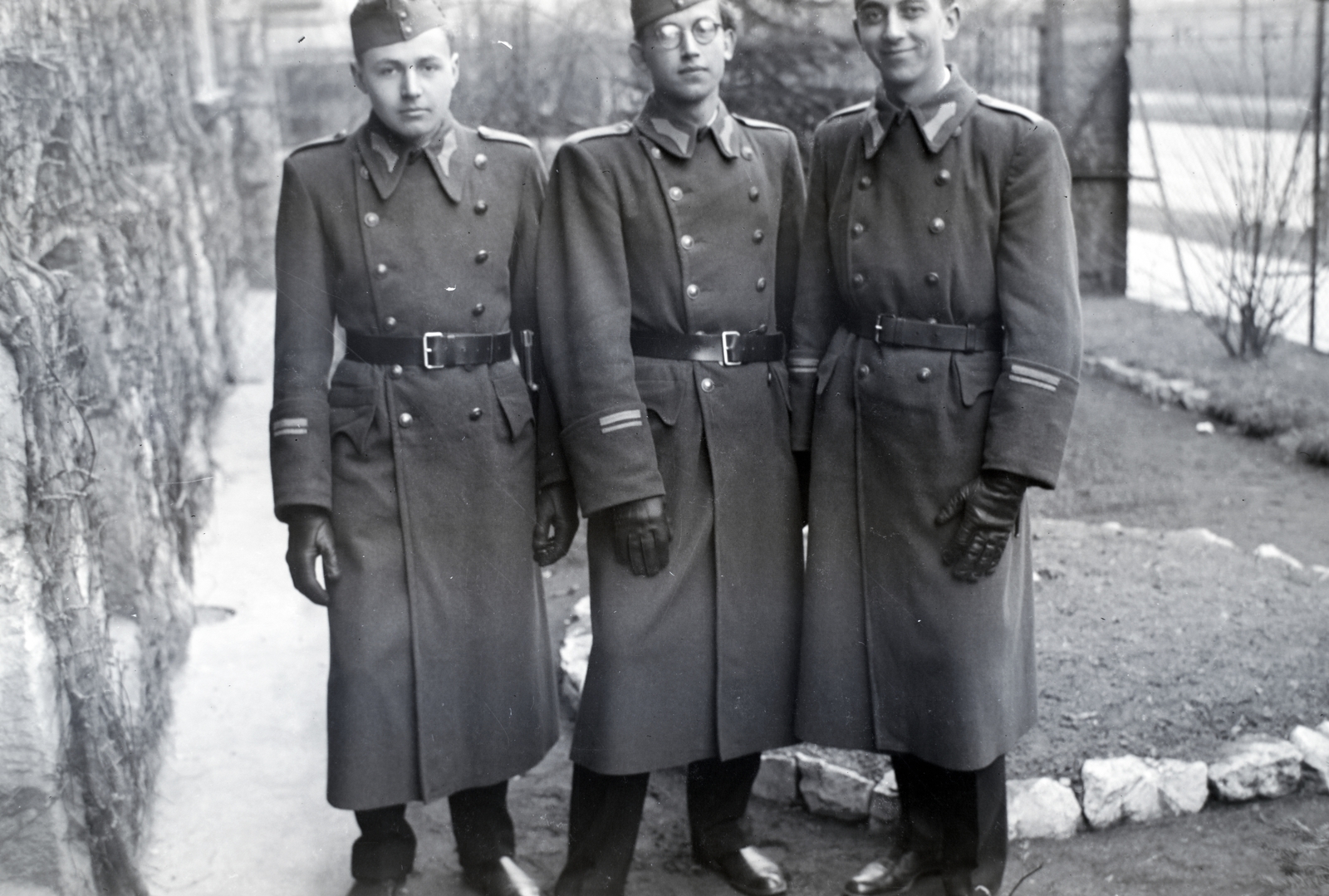 Hungary, Budapest XI., a felvétel a Károli Gáspár tér 9. számú ház kertjében készült., 1942, Martin Kornél, Budapest, soldier, Fortepan #196770