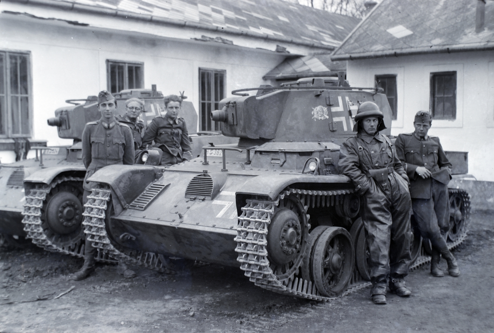 Magyarország, Ludovikások gyakorlaton., 1942, Martin Kornél, harckocsi, 38M/42M Toldi, Általános Honvédségi Gépjármű Embléma, harckocsi személyzet, Fortepan #196771
