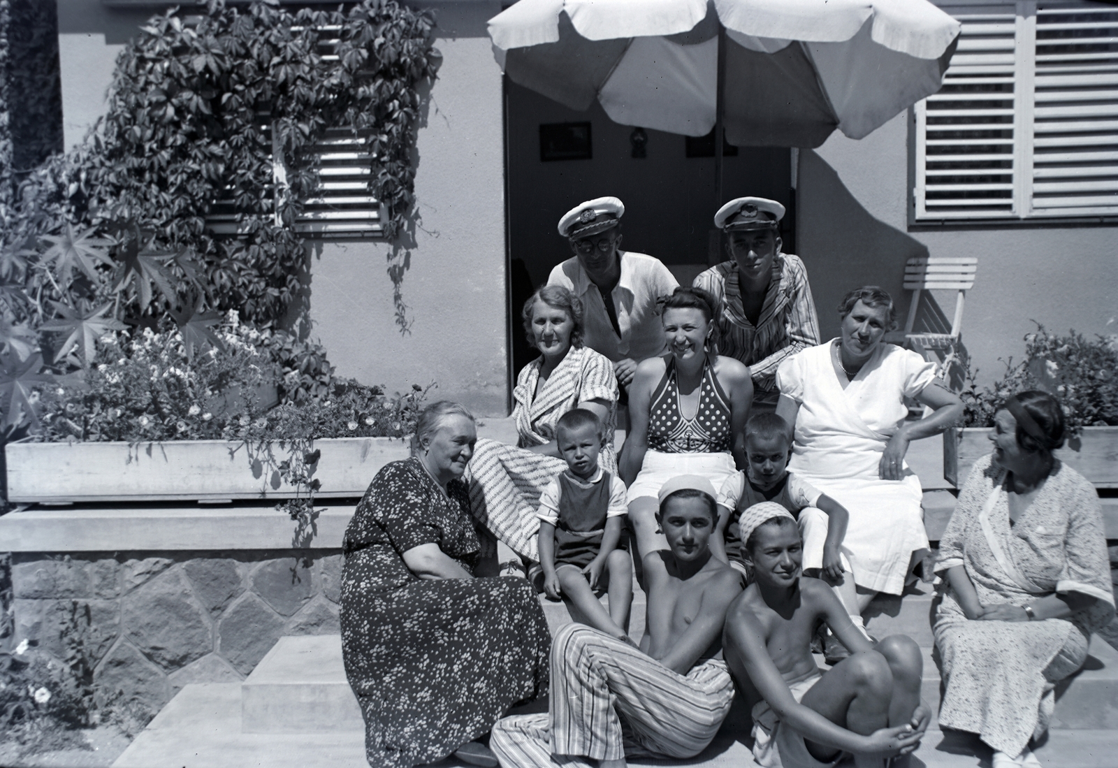 Hungary, Balatonmáriafürdő, 1937, Martin Kornél, sitting on stairs, tableau, family, summer, Fortepan #196777