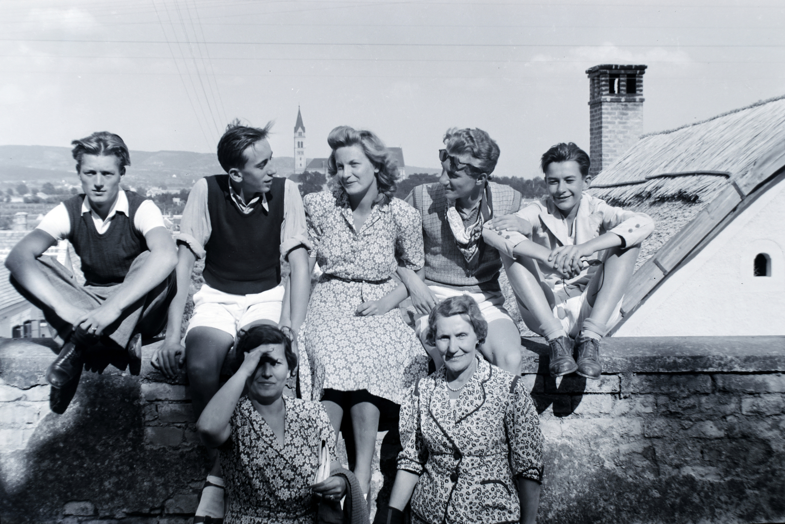Hungary,Lake Balaton, Keszthely, a felvétel a Kastély utca támfalánál készült. Távolban a Tapolcai úti Karmelita Bazilika tornya látható., 1937, Martin Kornél, family, youth, sitting on a wall, Fortepan #196779