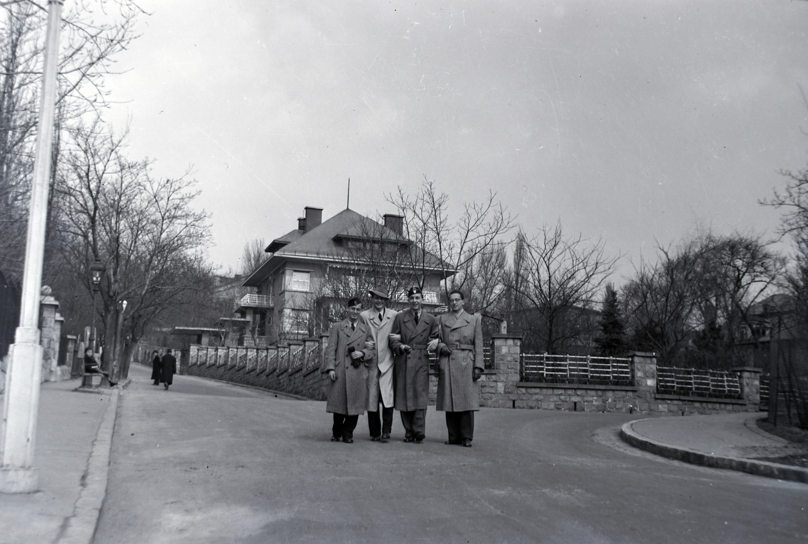Hungary, Budapest XI., szemben a Kelenhegyi út Rezeda utca felé vezető, jobbra a Minerva utca felé vezető szakasza, a Somló útról nézve., 1937, Martin Kornél, Budapest, boys, hold upper arms, Fortepan #196803