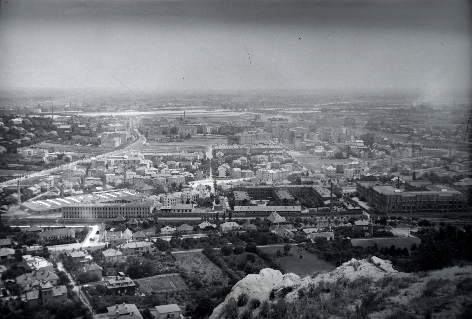 Hungary, Budapest XI., kilátás a Sas-hegyről Kelenföld felé. Előtérben, keresztben a Déli vasút vonala, jobb szélén a Francia Magyar Pamutipar Rt. Pamutfonó és Cérnázógyár., 1937, Martin Kornél, Budapest, picture, Fortepan #196804