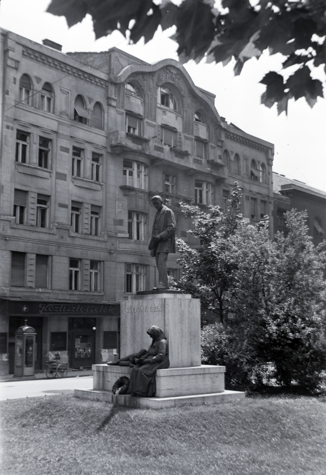 Hungary, Budapest XI., Bartók Béla út a Bertalan Lajos utcánál. Gárdonyi Géza szobra (Horvay János, 1932.) a mai Gárdonyi téren. Háttérben a Bercsényi utca torkolata., 1937, Martin Kornél, sculpture, Budapest, Géza Gárdonyi-portrayal, Fortepan #196805