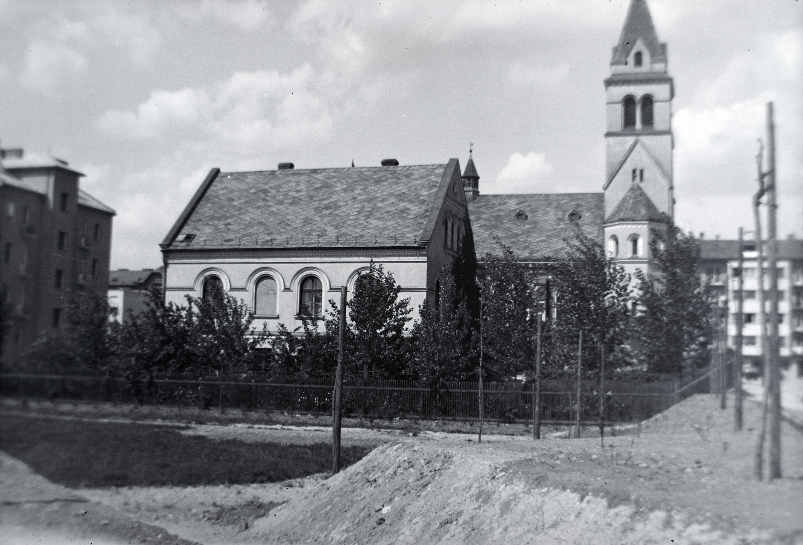 Hungary, Budapest XI., Károli Gáspár tér a Bocskai (Lenke) út felé nézve, szemben a Kelenföldi Evangélikus Egyházközség temploma., 1937, Martin Kornél, Budapest, church, Fortepan #196809
