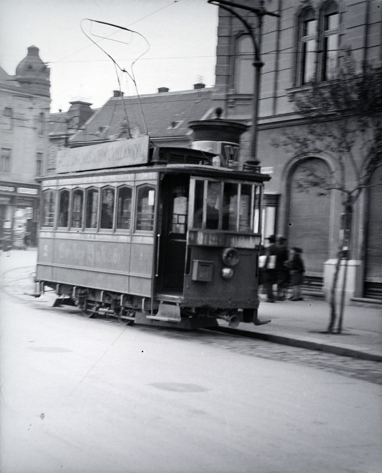 Hungary, Szombathely, Fő tér, háttérben balra a Széchenyi István utca sarkán álló ház látszik., 1937, Martin Kornél, tram, Fortepan #196811