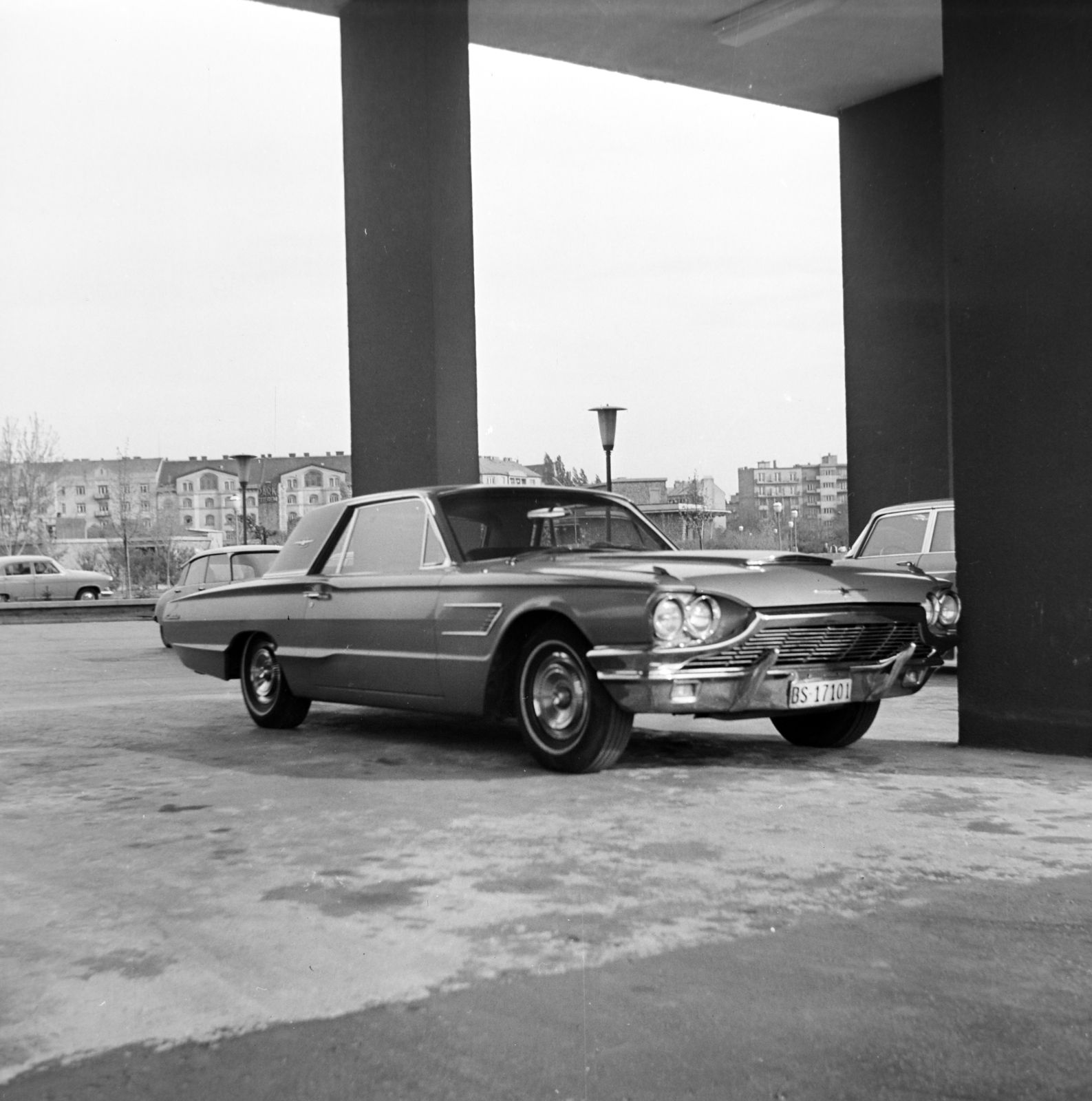 Magyarország, Budapest XI., Tas vezér utca, a Sport (később Flamenco) szálló parkolójából nézünk a Budai Parkszínpad és a Park étterem felé, háttérben a Bartók Béla út. 1965 Ford Thunderbird személgépkocsi., 1971, Martin Kornél, Ford-márka, Budapest, Ford Thunderbird, Fortepan #196814