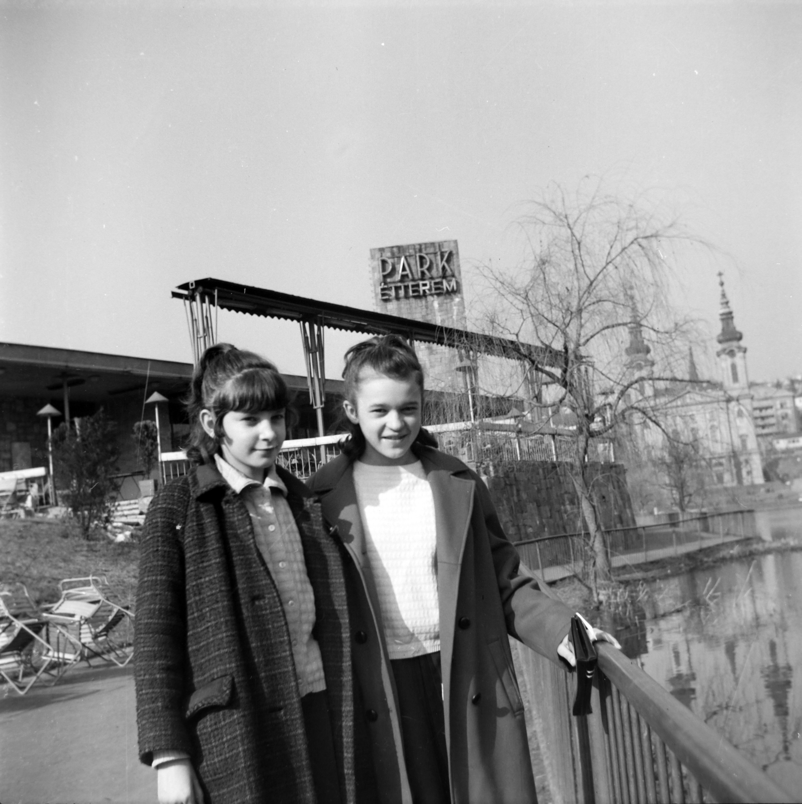 Magyarország, Budapest XI., Feneketlen-tó, háttérben a Park étterem, távolabb a Szent Imre-templom., 1968, Martin Kornél, Budapest, Fortepan #196818