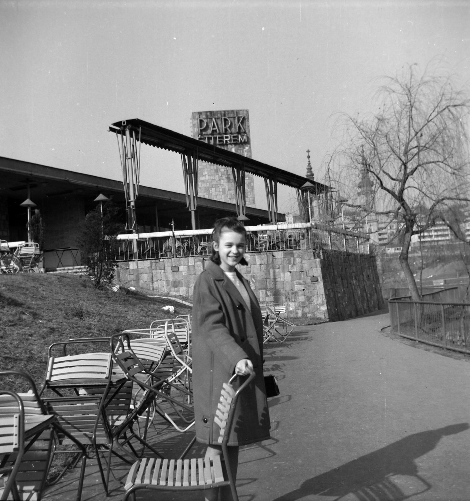 Magyarország, Budapest XI., Feneketlen-tó, háttérben a Park étterem, távolabb a Szent Imre-templom., 1968, Martin Kornél, Budapest, Fortepan #196819