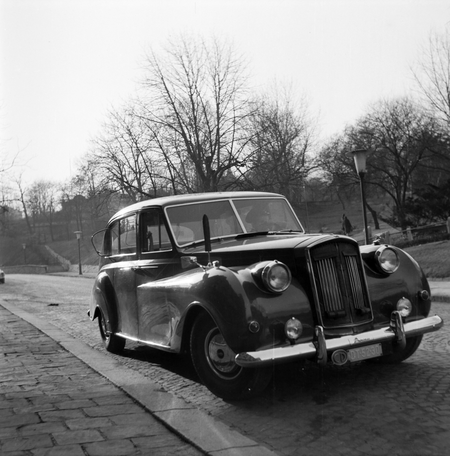 Hungary, Budapest XI., Austin Princess A135, a brit nagykövet autója, a Gellért Szálló Kelenhegyi úti oldala, a fürdő bejárat mellett., 1968, Martin Kornél, Budapest, Fortepan #196820