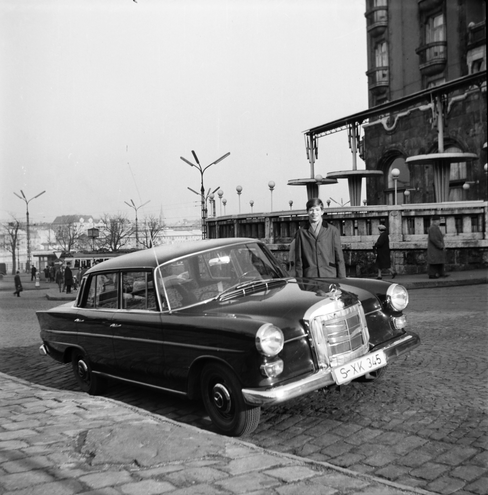 Hungary, Budapest XI., Kelenhegyi út a Szent Gellért tér felé nézve. Jobbra a Gellért Szálló éttermének terasza., 1968, Martin Kornél, Mercedes-brand, Budapest, Fortepan #196821