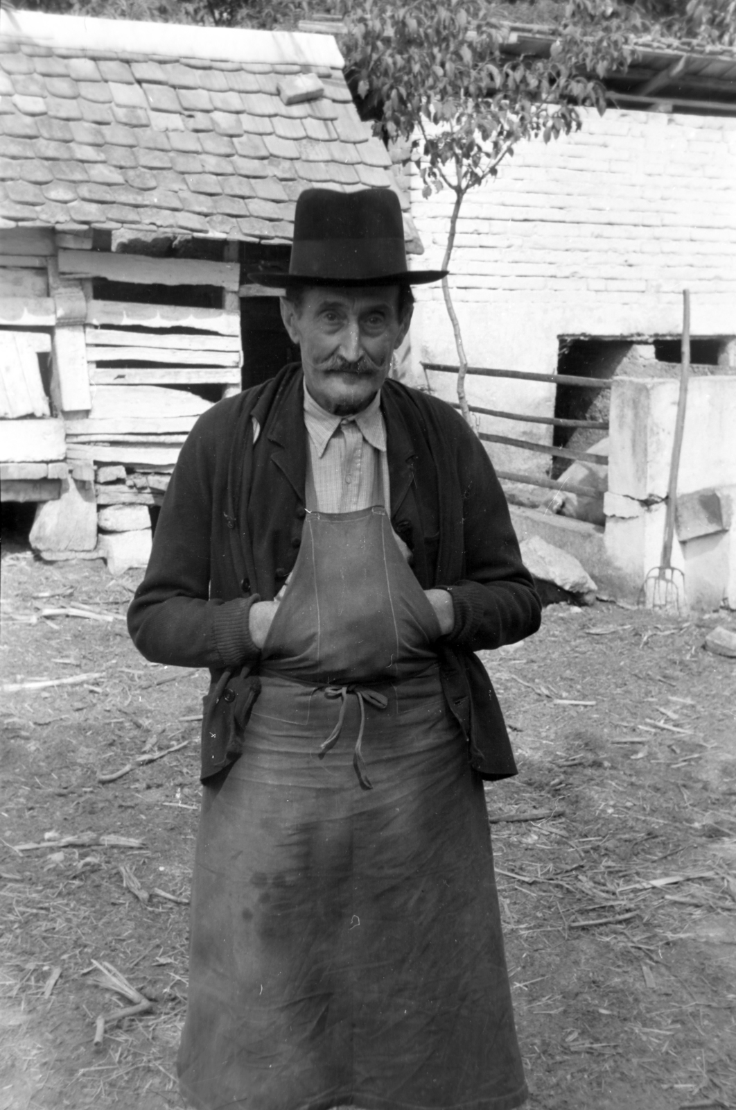 Hungary, Budakeszi, idős sváb ember háza udvarán., 1968, Martin Kornél, peasant, man, hat, apron, moustache, old person, Fortepan #196822