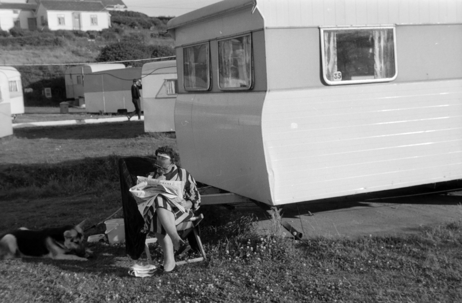 Egyesült Királyság, Kingsbridge, Challaborough Bay lakókocsi park., 1960, Martin Kornél, újság, olvasás, német juhászkutya, lakókocsi, Fortepan #196857