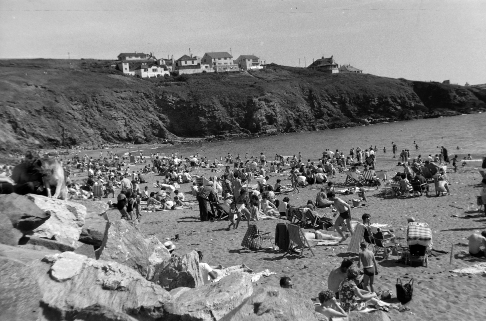 United Kingdom, Kingsbridge, Challaborough beach., 1960, Martin Kornél, sunbathe, sea shore, Fortepan #196861