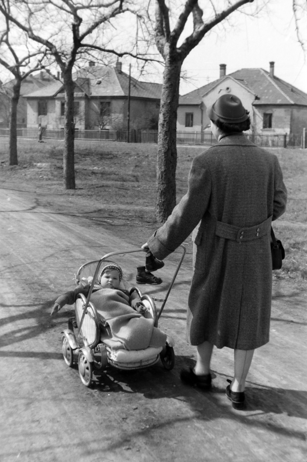 Hungary, Budapest XI., Fejér Lipót (Török Ignác) utca, szemben a Fejér Lipót köz lakóházai., 1954, Martin Kornél, Budapest, baby carriage, Fortepan #196872