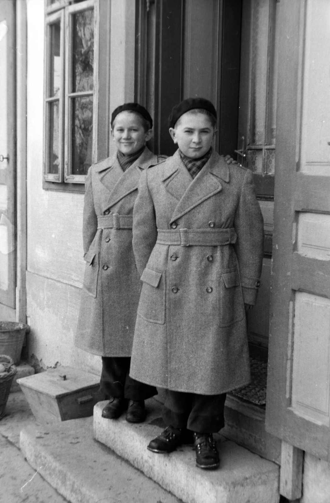 Magyarország, Budakeszi, 1955, Martin Kornél, fiúk, dupla soros kabát, svájcisapka, ajtóban állás, Fortepan #196874