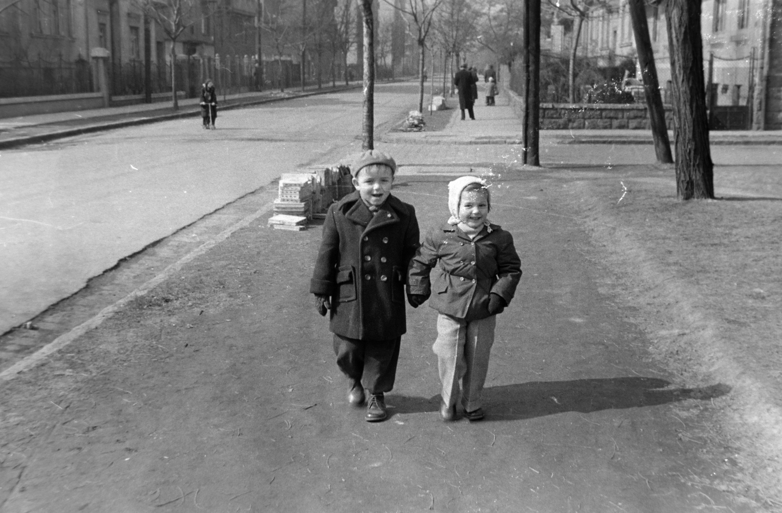 Magyarország, Budapest XI., Károli Gáspár tér, szemben az Ulászló utca., 1955, Martin Kornél, Budapest, kislány, sapka, kisfiú, dupla soros kabát, kézenfogva, Fortepan #196879