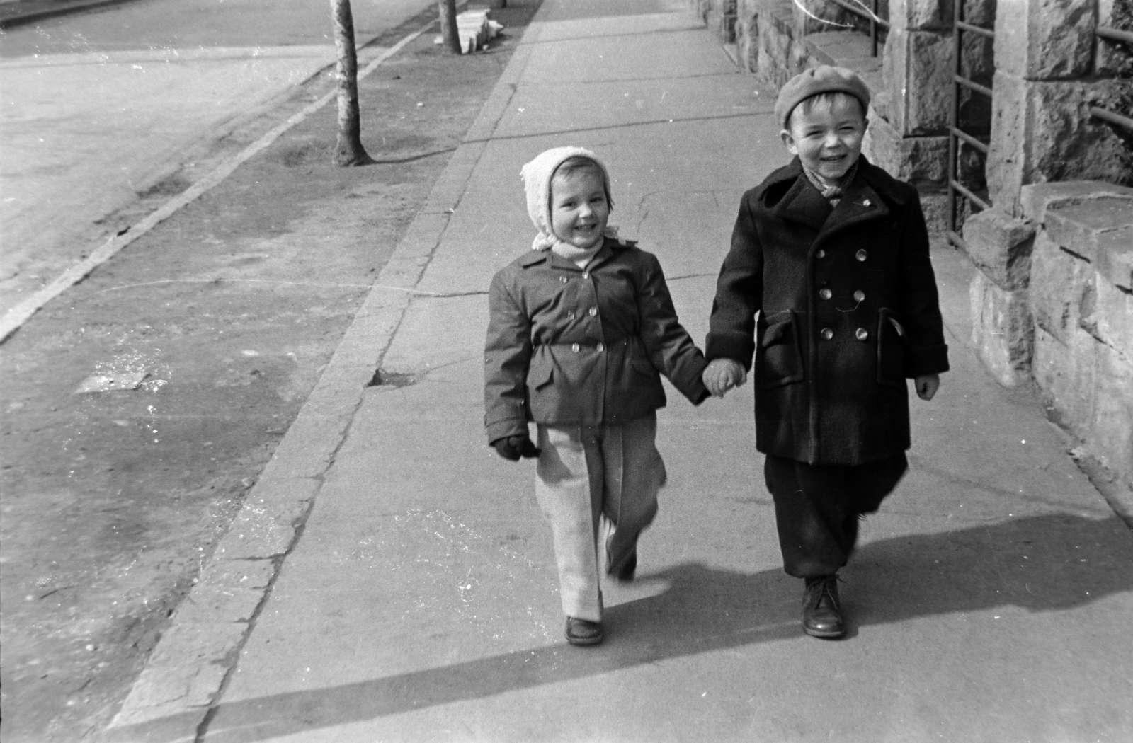 Hungary, Budapest XI., a felvétel az Ulászló utca 11. számú ház előtt készült., 1955, Martin Kornél, Budapest, girl, cap, smile, kid, double-breasted coat, hold hands, Fortepan #196880