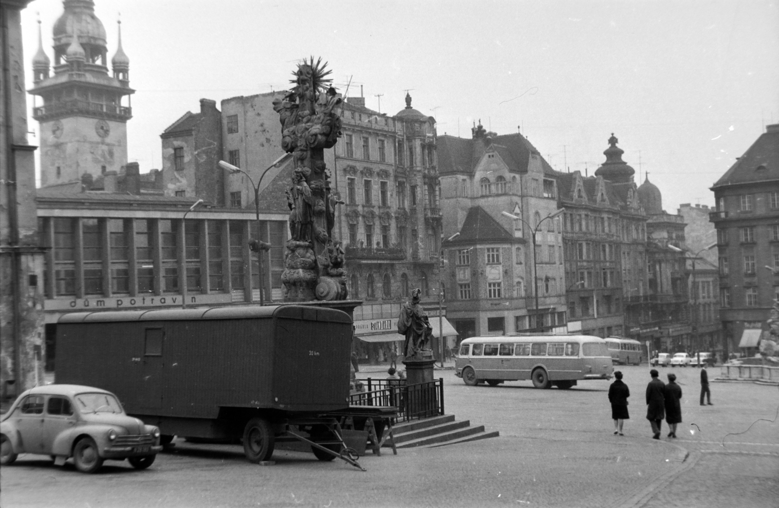 Czech Republik, Brno, Piactér (Zelný trh), előtérben a Szentháromság-szobor, balra a régi városháza tornya., 1959, Martin Kornél, Czechoslovakia, Fortepan #196885