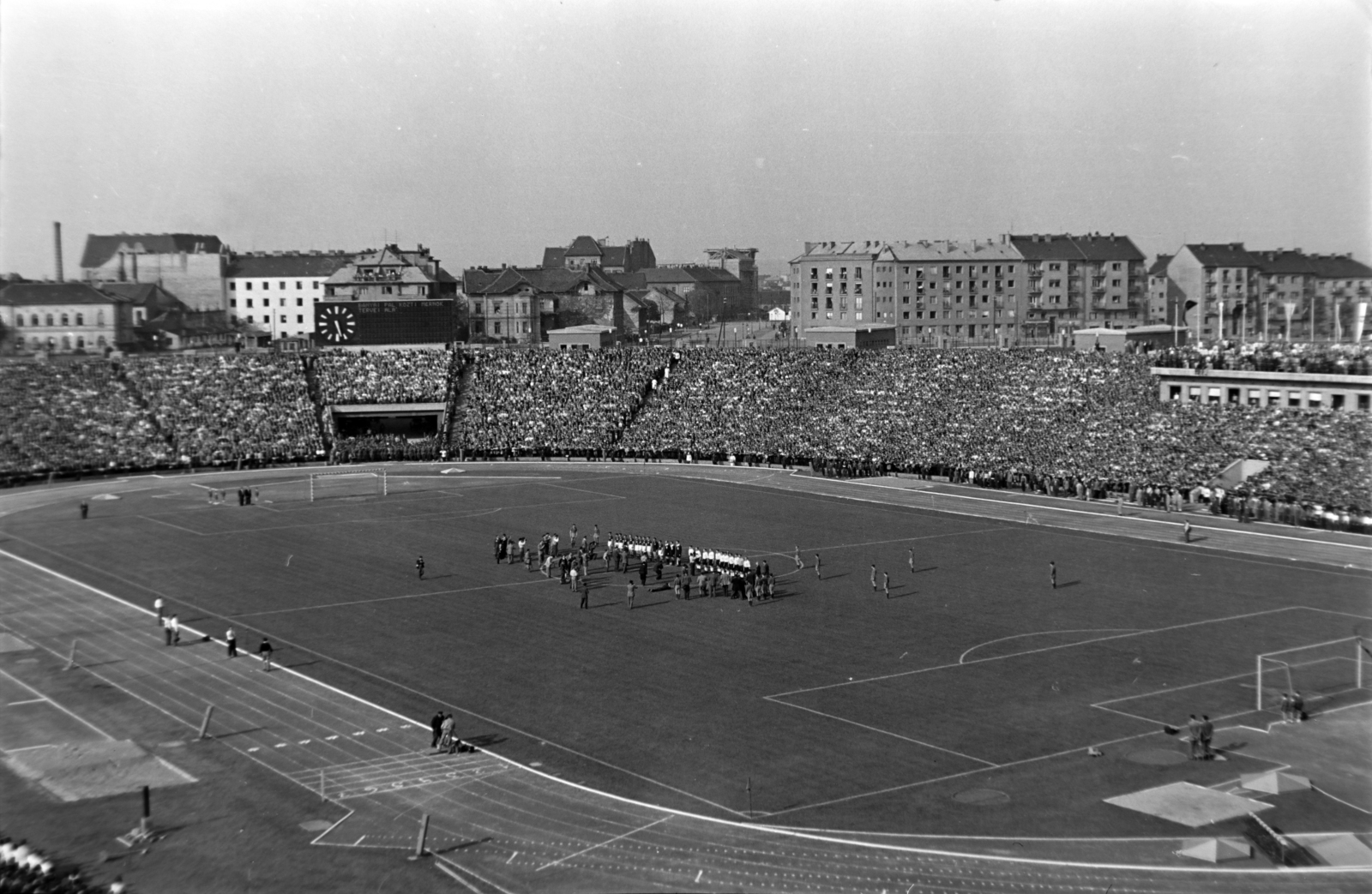 Magyarország, Népstadion, Budapest XIV., Magyarország - Anglia (7:1) válogatott labdarúgó-mérkőzés 1954. május 23-án., 1954, Martin Kornél, Budapest, látkép, stadion, nézőtér, labdarúgás, köztéri óra, Fortepan #196887
