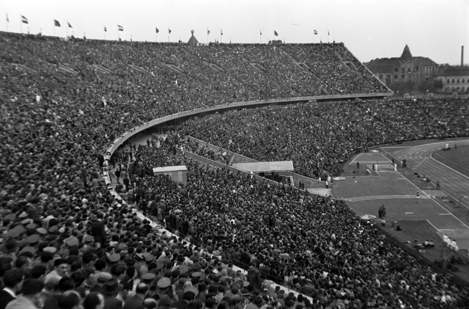 Magyarország, Népstadion, Budapest XIV., az 0TSB meghívásos atlétikai versenye a Magyarország - Anglia (7:1) válogatott labdarúgó-mérkőzés előtt, 1954. május 23-án., 1954, Martin Kornél, Budapest, tömeg, nézőtér, Fortepan #196894