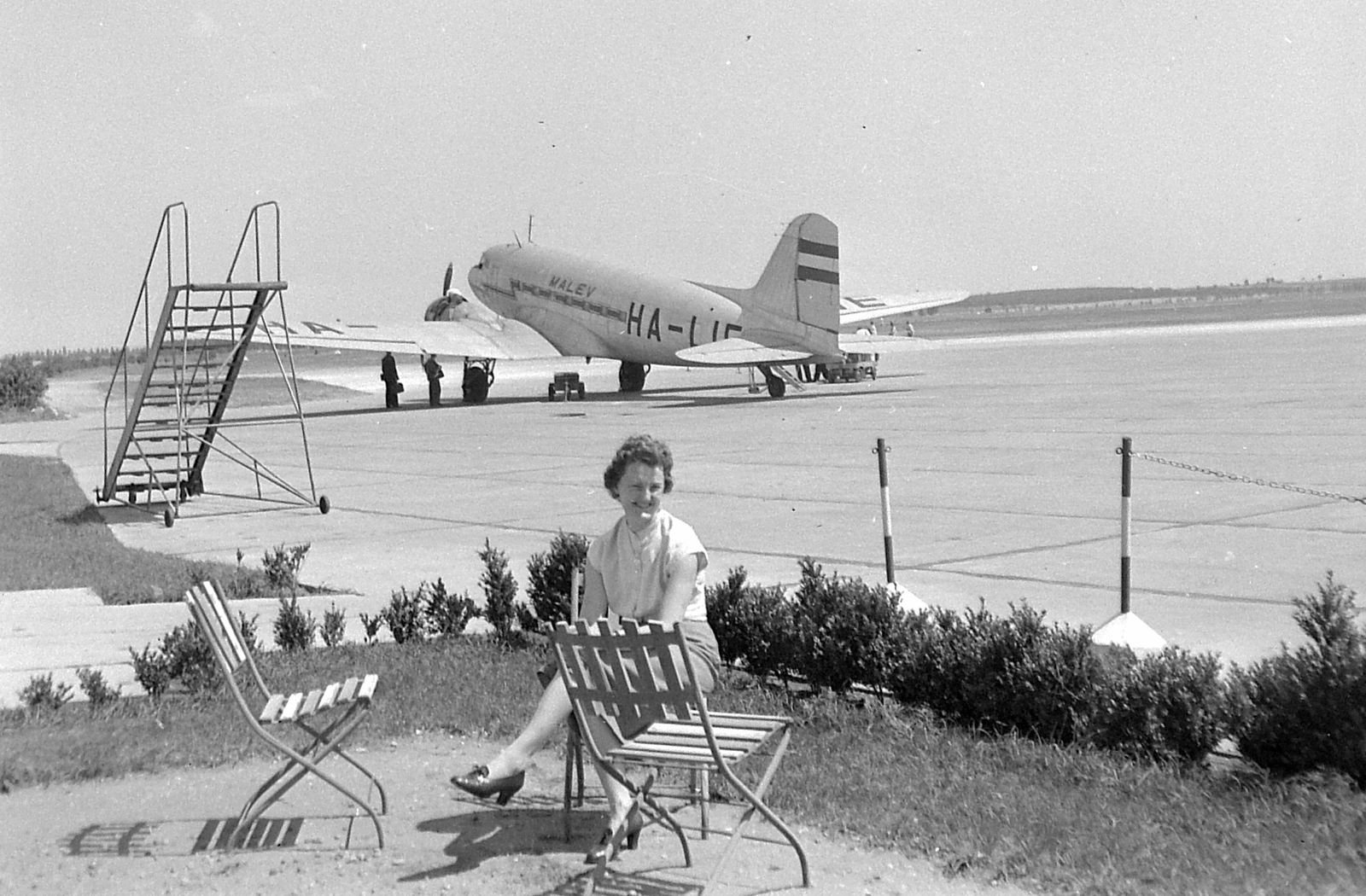 Hungary, Pécs, Pogány repülőtér, Liszunov Li-2P típusú repülőgép., 1959, Gyöngyi, transport, Soviet brand, airplane, stairs, airport, Lisunov-brand, Hungarian Airlines, garden furniture, aircraft steps, Fortepan #1969