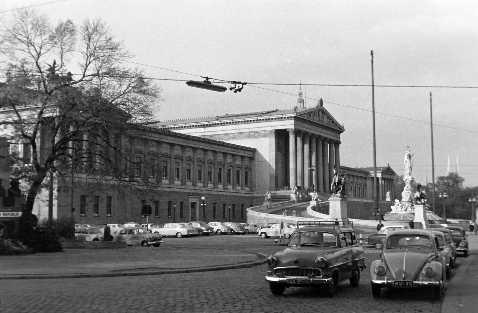 Austria, Vienna, Dr. Karl Renner-Ring, balra a Parlament., 1960, Martin Kornél, car park, Fortepan #196901