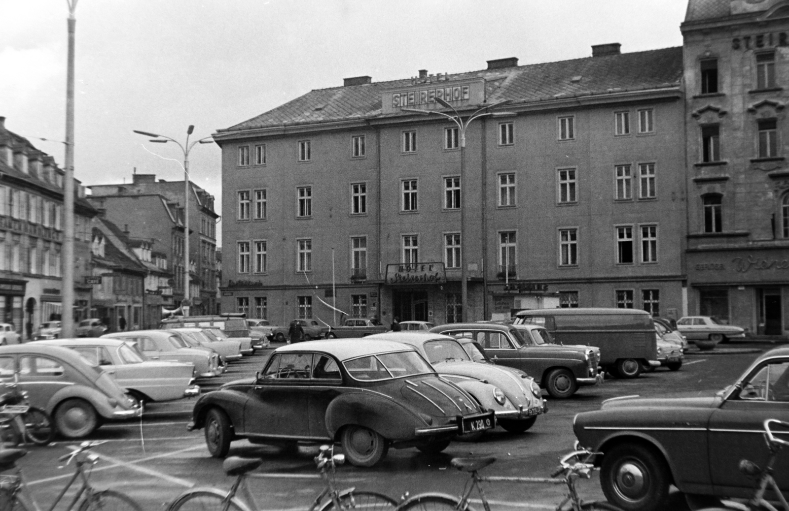 Austria, Graz, Jakominiplatz 12., Hotel Steirerhof., 1960, Martin Kornél, IFA-brand, bicycle, car park, Fortepan #196908