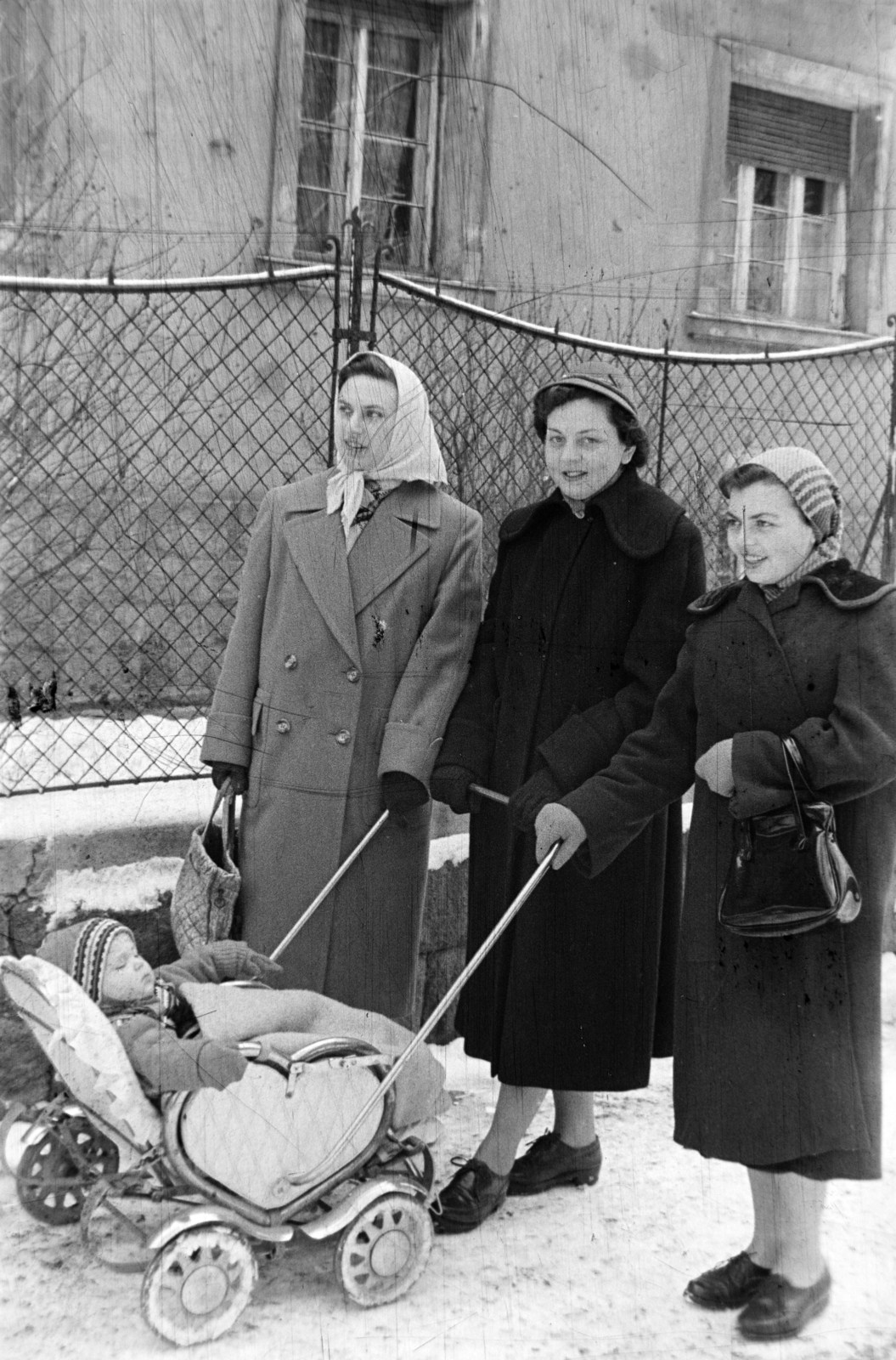 Hungary, Budapest XI., Fadrusz utca, háttérben az Ulászló utca 15-ös számú ház Fadrusz utcai homlokzata., 1954, Martin Kornél, Budapest, winter coat, baby carriage, Haidekker-brand, women, Fortepan #196910