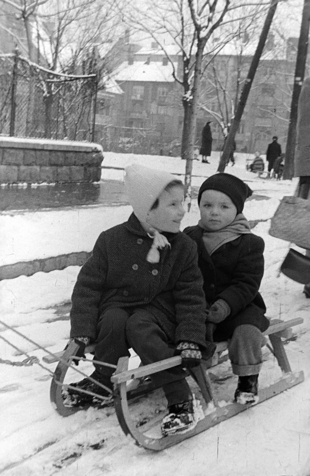 Hungary, Budapest XI., Ulászló utca, háttérben a Károli Gáspár tér., 1954, Martin Kornél, Budapest, kids, sledge, Fortepan #196911
