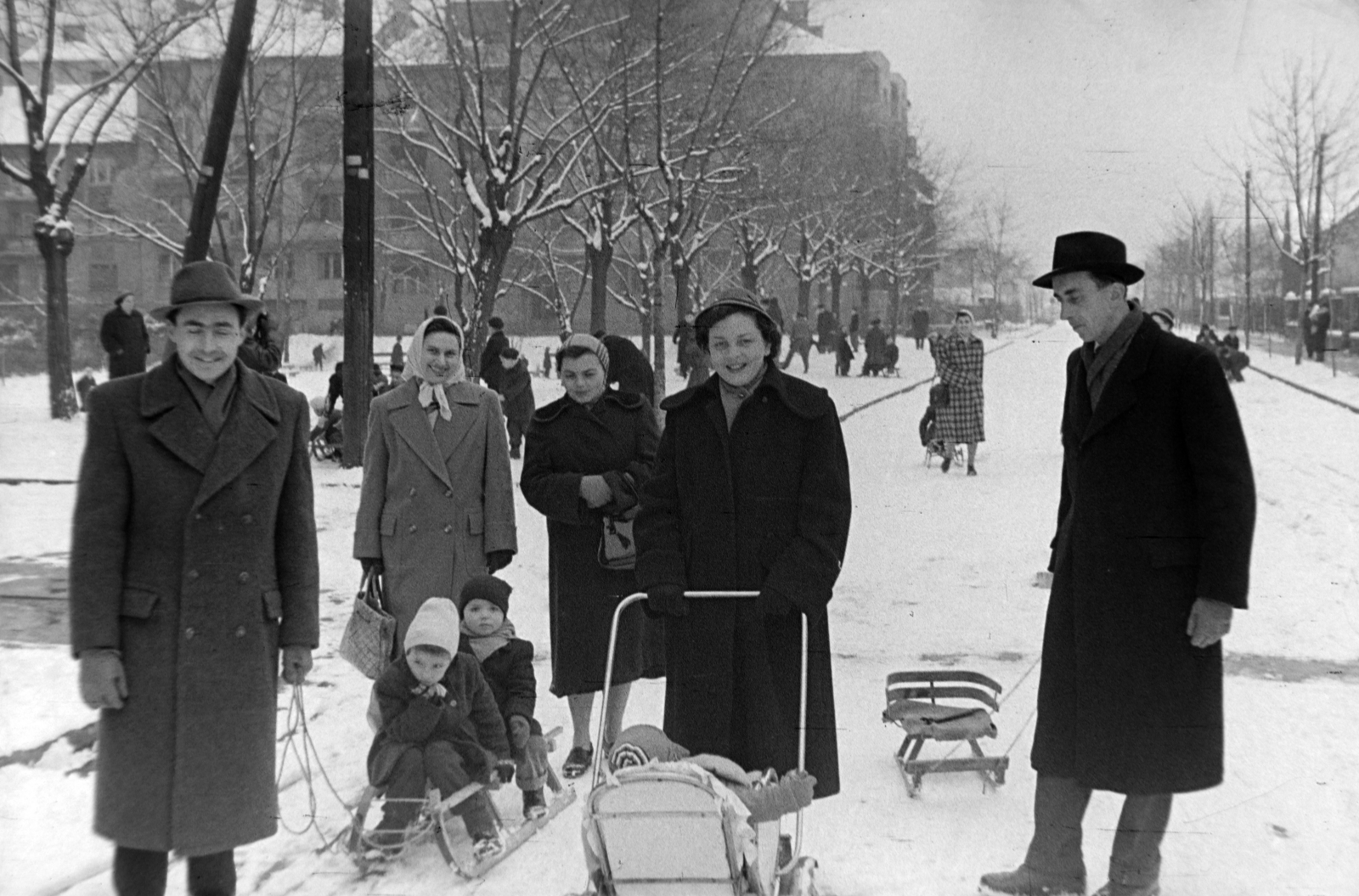 Hungary, Budapest XI., Károli Gáspár tér, jobbra az Ulászló utca a Fehérvári út felé nézve., 1954, Martin Kornél, Budapest, kids, sledge, Fortepan #196912