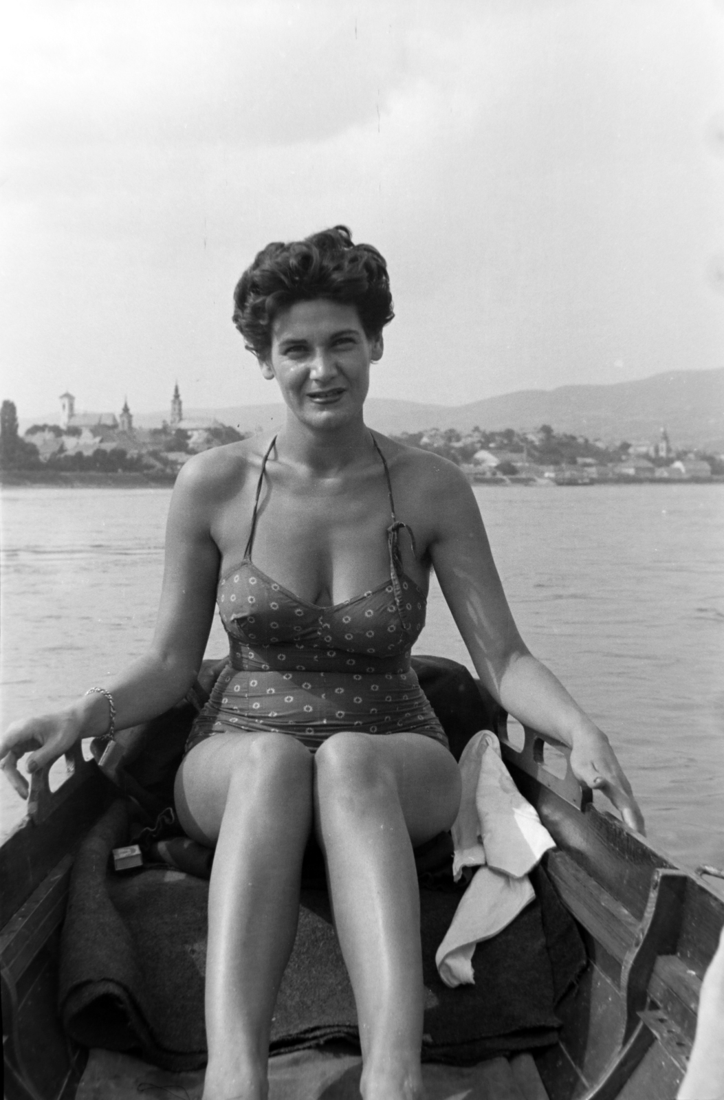 Hungary, Szentendrei Duna-ág, háttérben Szentendre., 1958, Martin Kornél, hairdo, bathing suit, boat, Fortepan #196927