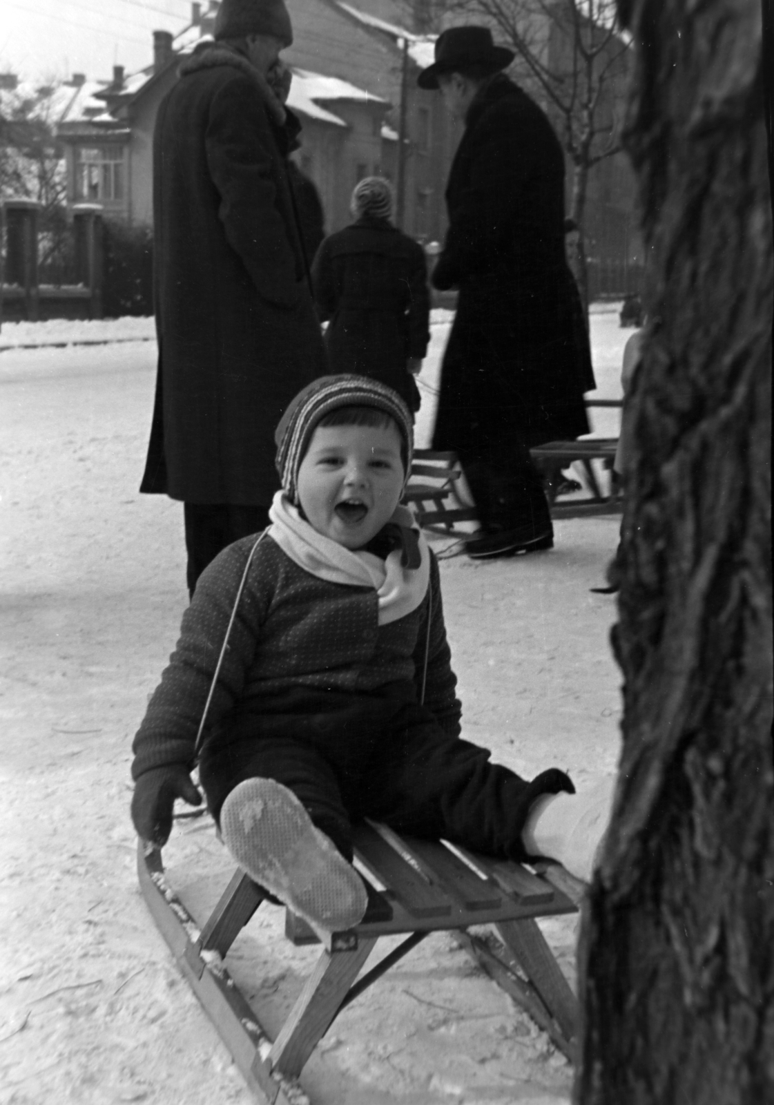 Hungary, Budapest XI., Károli Gáspár tér, háttérben az Ulászló utca 12., 14., 16. számú ház., 1954, Martin Kornél, portrait, snow, sledge, man, kid, Budapest, Fortepan #196934