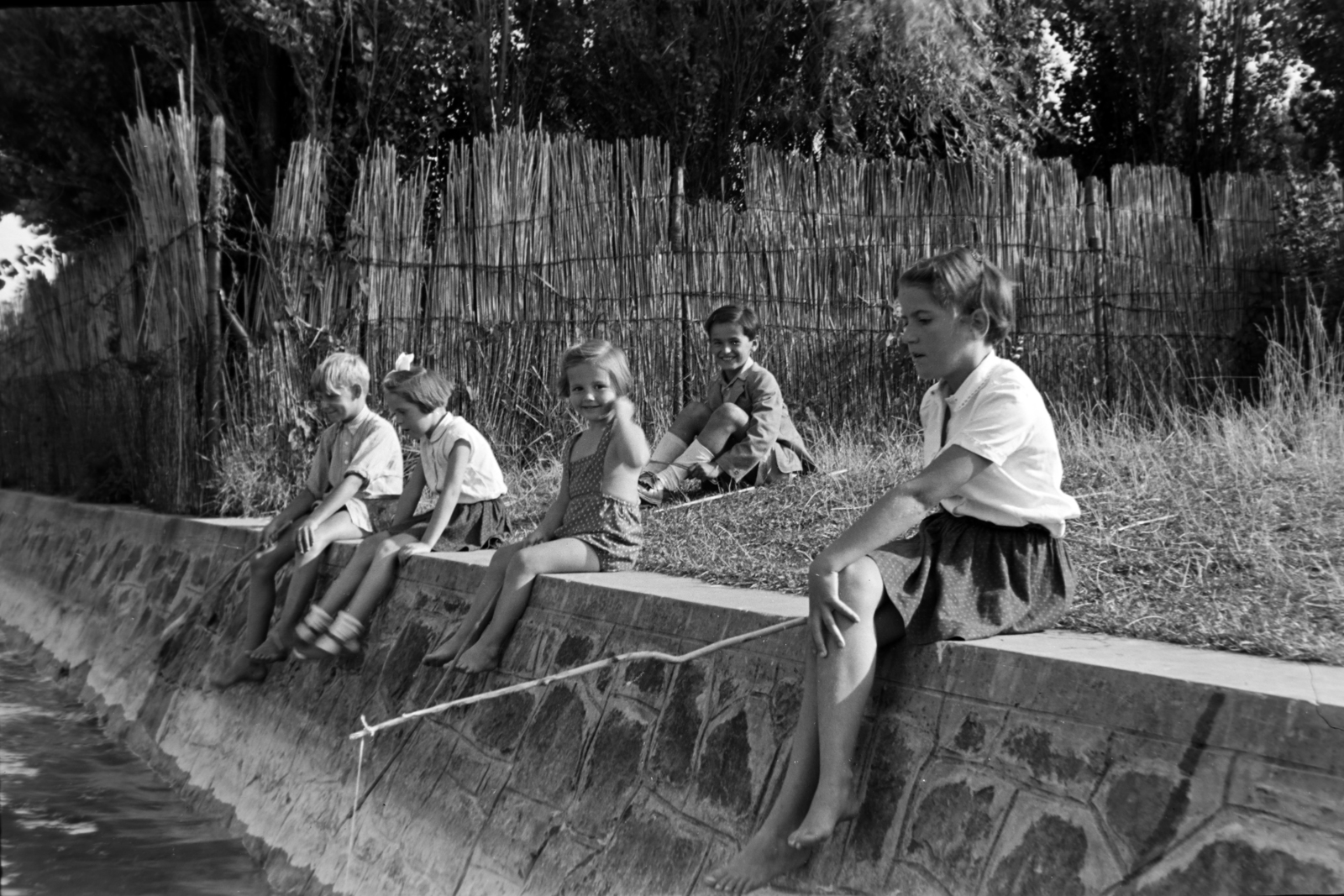 Hungary, Balatonfenyves, 1955, Martin Kornél, kids, sitting on the ground, summer, shore, fishing rod, barefoot, Fortepan #196941