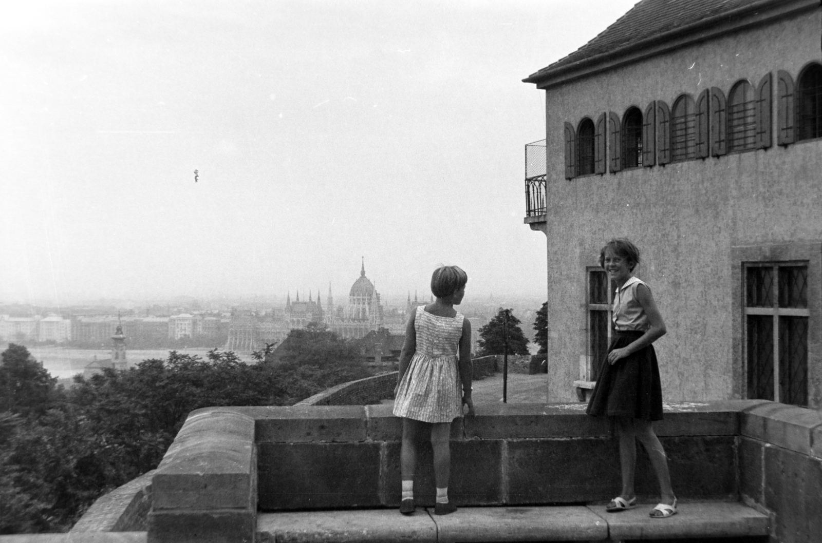 Hungary, Budapest I., a Bécsi kapu kőpadja, háttérben a Parlament, jobbra a Babits Mihály sétány 1. számú ház., 1962, Martin Kornél, Budapest, girls, Fortepan #196943