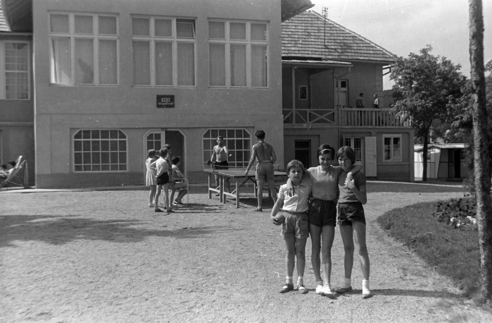 Hungary,Lake Balaton, Alsóörs, SZOT üdülő., 1959, Martin Kornél, resort, table tennis table, three people, Fortepan #196948